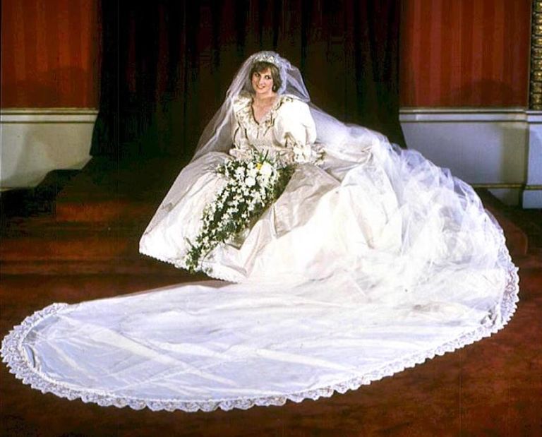 <p>
L'abito è stato decorato con paillettes, ricami e 10.000 perle. Per camminarci Diana ha dovuto esercitarsi nelle settimane precedenti il giorno delle nozze. </p>