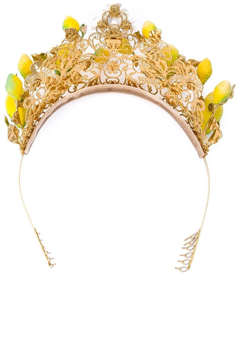<p>Ispirazione al Sud Italia per questa tiara oro con rappresentati i limoni, Dolce & Gabbana.</p>