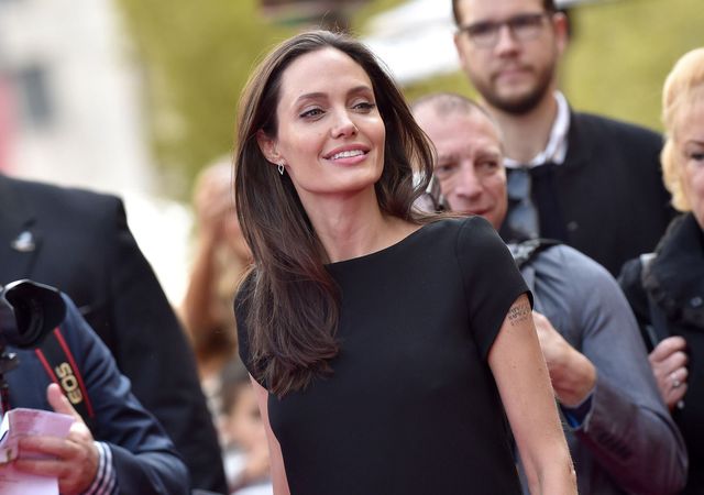 Mentre i giornali di gossip la vorrebbero disperata per il tradimento di Brad Pitt con Marion Cotillard, Angelina Jolie si prepara a entrare in politica