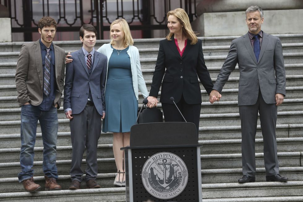 La famiglia riunita intorno al sindaco Claire Warren interpretato da Joan Allen.