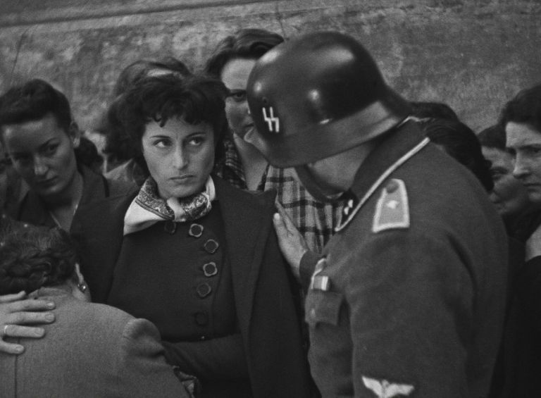 <p>Capolavoro di Roberto Rossellini sulla capitale occupata dai nazisti, con una Anna Magnani intensa più che in altre occasioni.</p>