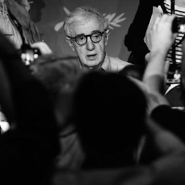 Woody Allen a Cannes per aprire il Festival risponde alle accuse di molestie sessuali ribadite in un articolo figlio Ronan Farrow.