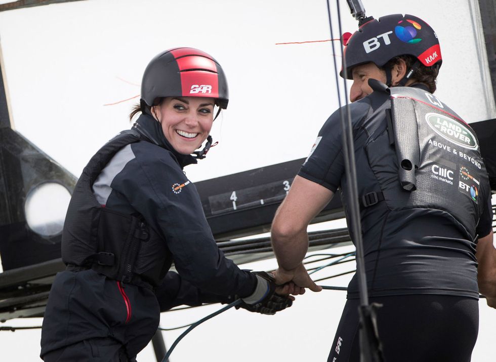 Kate Middleton con Ben Aisle e al timone del Land Rover BAR che parteciperà alla America's cup
