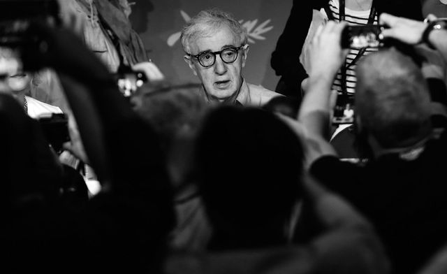 Woody Allen a Cannes per aprire il Festival risponde alle accuse di molestie sessuali ribadite in un articolo figlio Ronan Farrow.