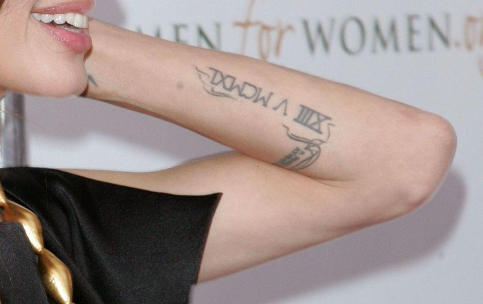 <p>Sull'avambraccio Angelina Jolie si è fatta tatuare una frase di Tennessee Williams che recita <em>"A prayer for the wild at heart, kept in cages"</em>, e sulla stessa parte è presente un 13 in numeri romani. Sul polso sinistro c'è una 'h' dedicata a suo fratello James Haven (o al suo ex Timothy Hutton), mentre sul braccio destro c'è la parola 'volontà' scritta in arabo.</p>