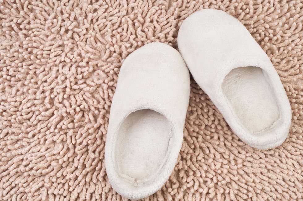 <p>Morbido, accogliente, e... pieno di germi? Il tuo tappeto ha 4.000 volte più batteri del tuo sedile del water. Questo è solo uno dei tanti motivi per cui vi si dovrebbe passare l'aspirapolvere una volta alla settimana.</p>