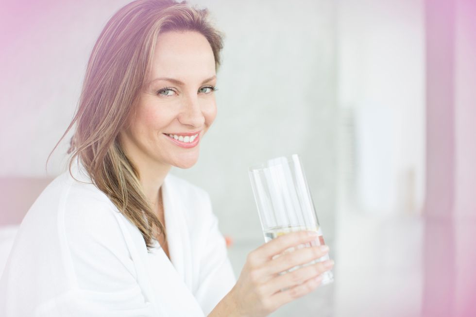 <p>L'acqua riveste un ruolo importantissimo per la buona funzionalità cerebrale, compresa un'azione preventiva dell'emicrania. Anche se non hai lo stimolo della sete, cerca di berne almeno 2 litri al giorno.</p>