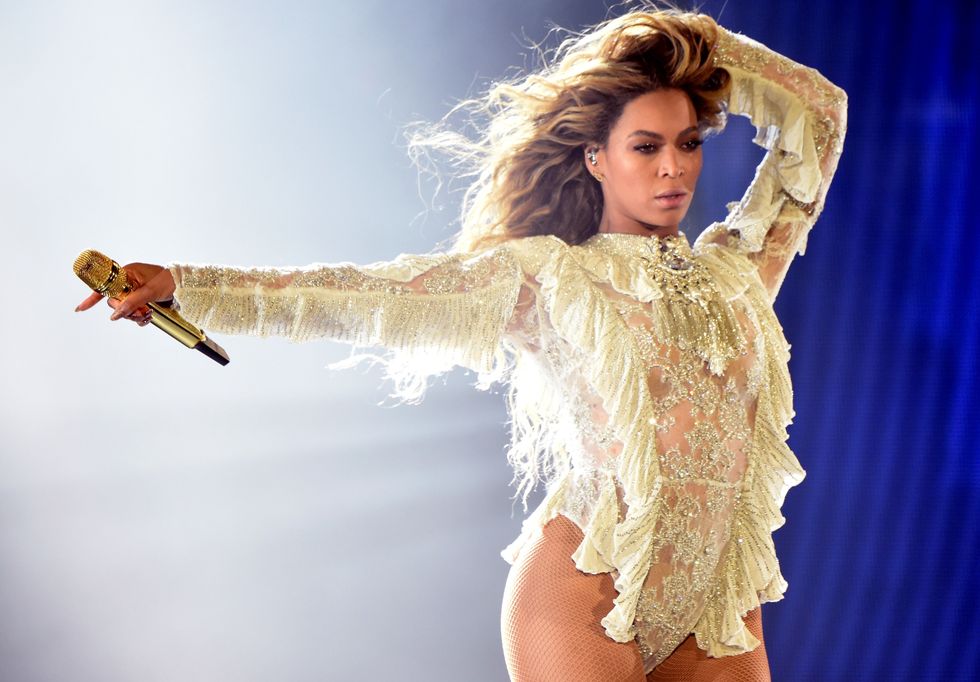<p>Con "Run the World (Girls)" (2011) Beyoncé conquista un posto in classifica. Il brano è un vero e proprio inno alla potenza delle donne, e nel videoclip della canzone la vediamo guidare un esercito tutto al femminile contro un plotone di uomini.</p>