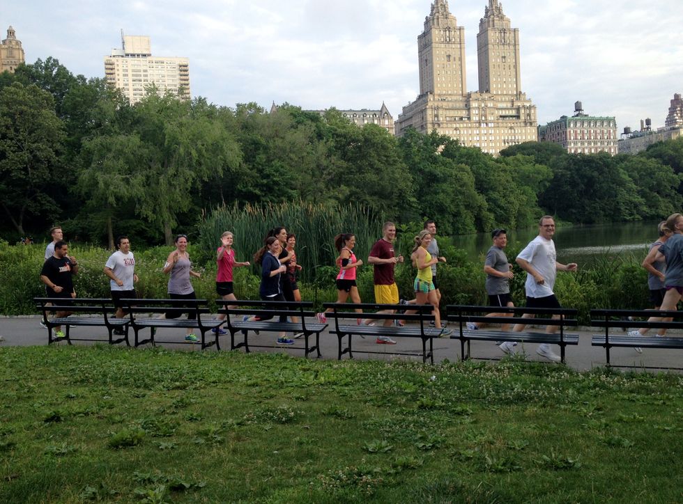 <p>Sempre a Central Park, se preferisci un giro organizzato vero e proprio che coniughi il turismo e il fitness, Fit Tours NYC è quello che fa per te: un'ora di visita al parco, con inclusi gli esercizi. Tra gli allenamenti disponibili, privati o di gruppo, ci sono: Central Park 5K Fun Run, Power Hour, Super Walk, Yoga Stretch e Sunday Run Day.</p>