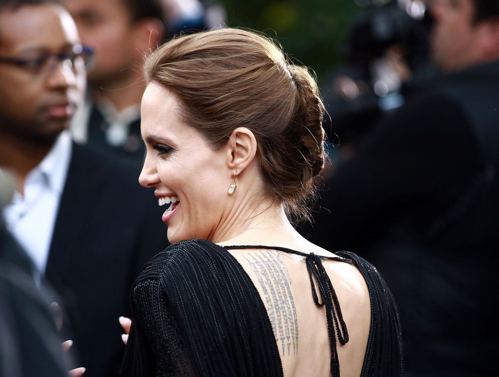 <p>I <strong>tatuaggi di Angelina Jolie</strong> sono 23, anzi, erano 23 fino a poco tempo fa. Uno dei più celebri è quello sul braccio sinistro, che rappresenta le <strong>coordinate</strong> dei luoghi di nascita dei suoi figli. Nello specifico: N11° 33' 00" E104° 51' 00" (Cambogia - Chivan Maddox); N9° 02' 00" E038° 45' 00" (Etiopia - Zahara Marley); S22° 40' 26" E014° 31' 40" (Namibia - Shiloh Nouvel); N10° 46' 00" E106° 41' 40" (Vietnam - Pax Thien); N43° 41' 21" E07° 14' 28" (Francia - Knox e Vivienne). Angelina ha poi aggiunto un'ulteriore linea dedicata al luogo di nascita di suo marito Brad Pitt.</p>