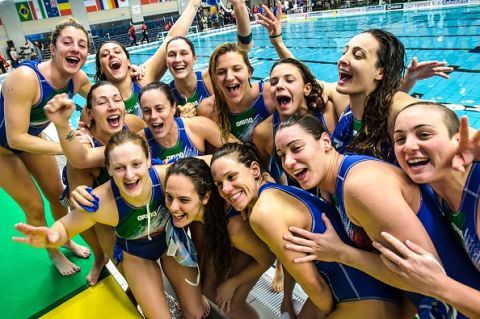 <p>Ha avuto il pass per Rio 2016 il <strong>Setterosa</strong> giovane (l'età media è di 26 anni)e forte che continua a vincere e convincere. Capitanate dalla 37enne romana Tania Di Mario, le ragazze della pallanuoto italiana sanno di poter fare molto in Brasile, come ha detto Giulia Emmolo, classe 1991 e tra le più forti nelle gare pre olimpihce: «Gli obiettivi per Rio - ha dichiarato - sono un sogno e sicuramente proveremo a realizzarlo lavorando più forte che mai, con la consapevolezza che possiamo fare molto bene.»<span class="redactor-invisible-space">.</span></p>