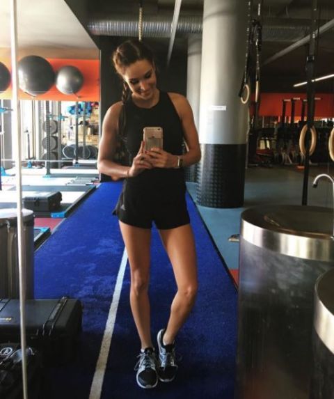<p>Kayla Itsines (@kayla_itsines) è una personal trainer australiana che ha ideato la Bikini Body Guide, ovvero una serie di esercizi da eseguire in 12 settimane, concentrati sui punti 'critici' della prova costume.</p>