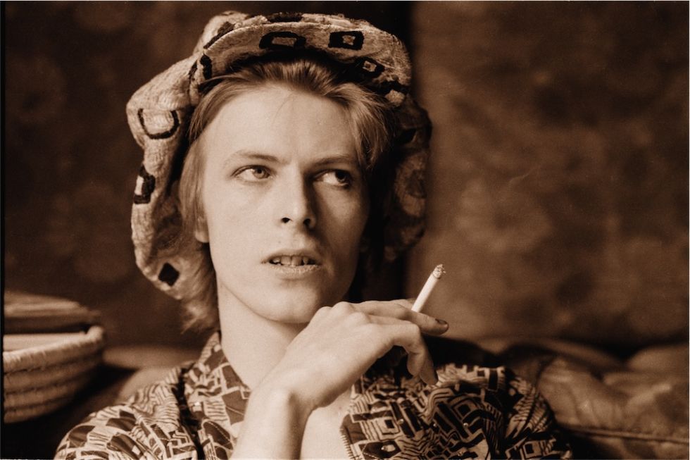 <p>Dagli anni Settanta, nella terza sezione della mostra si passa agli anni Ottanta dove Bowie ottiene un enorme successo grazie alla sua hit commerciale, <em>"Let's </em><em>Dance"</em>. E' ancora nella memoria di tutti il celebre videoclip che accompagnava la canzone, e le foto di Michael Putland hanno fissato per sempre quei momenti imperdibili.</p>
