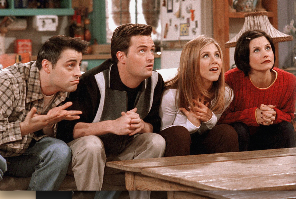 <p>La più famosa delle sitcom basata sui coinquilini debutta negli Stati Uniti nel 1994 e arriva in Italia tre anni dopo.<em> </em><strong><em>Friends</em></strong> si basa sulle relazioni tra un gruppo di sei amici, tre ragazze e tre ragazzi. Rachel e Monica sono coinquiline e abitano di fronte a Joey e Chandler. A loro si aggiungono Ross e Phoebe che si ritrovano spesso nei due appartamenti o nella caffetteria dove lavora Rachel, il Central Perk. Le relazioni altalenanti di Rachel e Ross e di Monica e Chandler saranno il filo rosso della serie nei 10 fortunati anni di vita. Oltre a far decollare la carriera di Jennifer Aniston, Courteney Cox, Matthew Perry e David Schimmler. </p><p><strong>Quando:</strong> 10 stagioni dal 1994 al 2004.</p><p><strong>Perché guardarla</strong>: perché le storie d'amore e di amicizia sono quelle che non muoiono mai.</p>