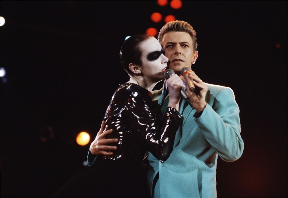 <p>La quarta ed ultima sezione comprende alcune immagini scattate nell'aprile del 1992 al Wembley Stadium di Londra, durante il concerto-tributo a Freddie Mercury, leader dei Queen e grande amico di Bowie. Memorabili la sua performance con Annie Lennox e la sua versione di <em>"Under Pressure"</em>.</p>