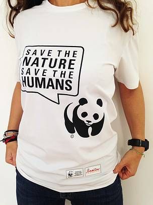 <p>Una t-shirt al fianco del pianeta per festeggiare i 50 anni in Italia del WWF, la più grande organizzazione mondiale per la conservazione della Natura. È la maglietta di Eurojersey, realizzata con tessuti tecnici brevettati Sensitive <sup> </sup>Fabrics e scarti di produzione tessile. Un progetto che dimostra, ancora una volta, l'importanza del riutilizzo delle risorse anche nel mondo fashion. Le magliette sfileranno sul campo. Sì, proprio così perché saranno la divisa ufficiale dello staff delle Oasi e i volontari WWF presenti sul territorio che la indosseranno da domenica 29 maggio, Giornata Oasi WWF Italia. Noi, la votiamo anche come capo trendy dell'estate 2016!</p>