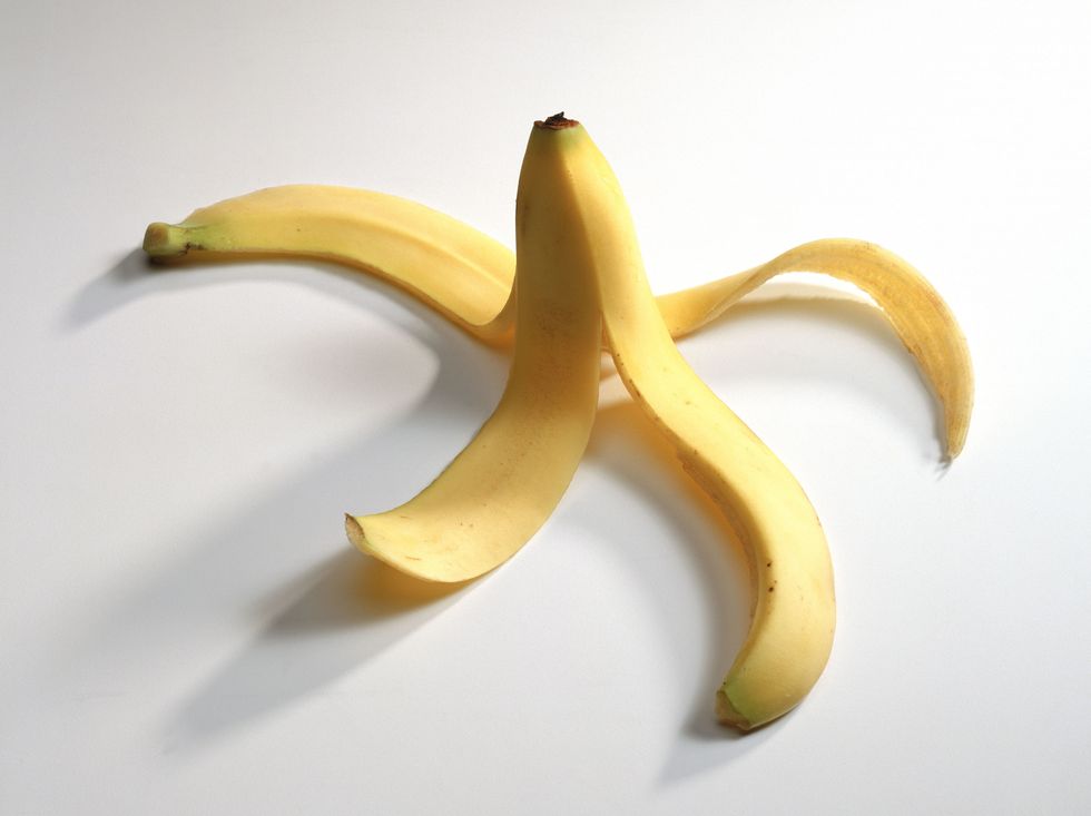 <p>La banana è un frutto ricco di potassio, e anche la sua buccia può tornarci utile. In caso di <strong>puntura di zanzara</strong> infatti un ottimo<strong> rimedio naturale</strong> è prenderne un pezzetto e strofinarlo sulla zona arrossata.</p>