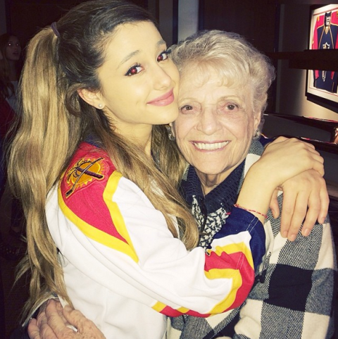 <p>Legatissima alla sua famiglia, Ariana ha un amore speciale per i nonni, che chiama non in inglese ma in italiano «nonno e nonna» e che pubblica spesso sui suoi social. Dalla nonna in particolare dice di aver ereditato le passioni per cucina e giardinaggio. </p>