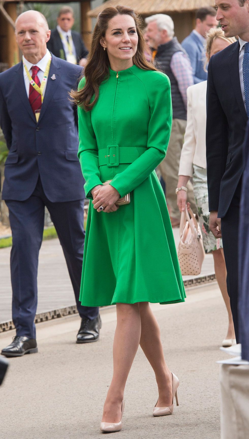 La duchessa Catherine di Cambridge e il principe William visitano il Chelsea Flower Show per ammirare il fiore dedicato alla principessa Charlotte.