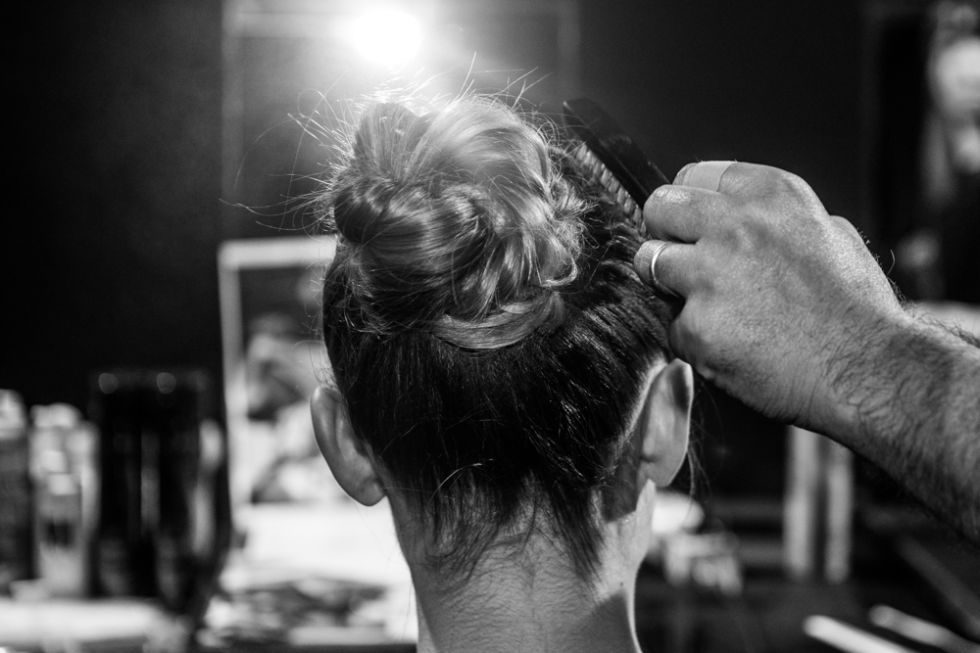 <p>Una modella nel backstage durante l'hairstyling.</p>