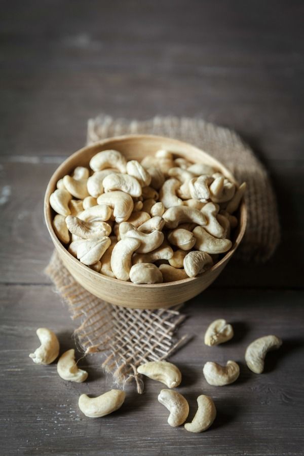 <p>Le arachidi tostate con lo zucchero che trovi sulle bancarelle sono ottime, ma rischi sempre di mangiarne troppe. Non è il caso di questo spuntino a base di frutta secca ideato da Jorge Cruise: copri leggermente gli anarcardi con olio di cocco, cospargili di cannella e cuoci in forno per sei minuti. «Sono uno sfizio croccante e gustoso, e negli anacardi ci sono un sacco di grassi buoni e proteine» spiega Cruise.</p>