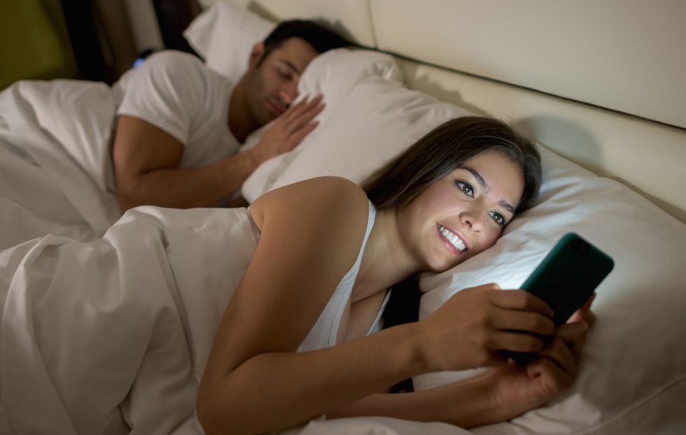 sesso-smartphone-a-letto-nemico-della-coppia