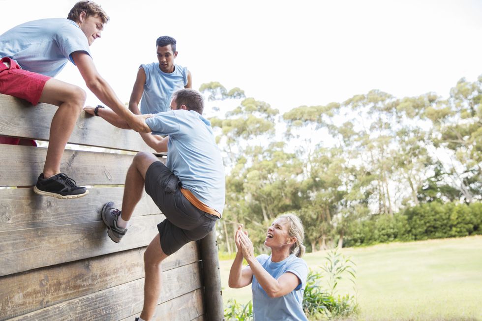 Arm, Leg, Human body, Human leg, Shirt, Hand, Leisure, People in nature, T-shirt, Shorts, 