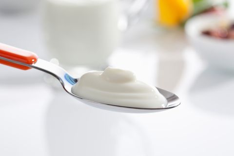 <p>Lo <strong>yogurt</strong>, bianco e senza zucchero, è una ottima base per un latte detergente che si può conservare in frigorifero per 5/6 giorni. Prendine due cucchiai, unisci due cucchiai di olio d'oliva e aggiungi alcune gocce di olio essenziale, come lavanda o tea tree o entrambi. È possibile anche sostituire lo yogurt con il kefir.</p>