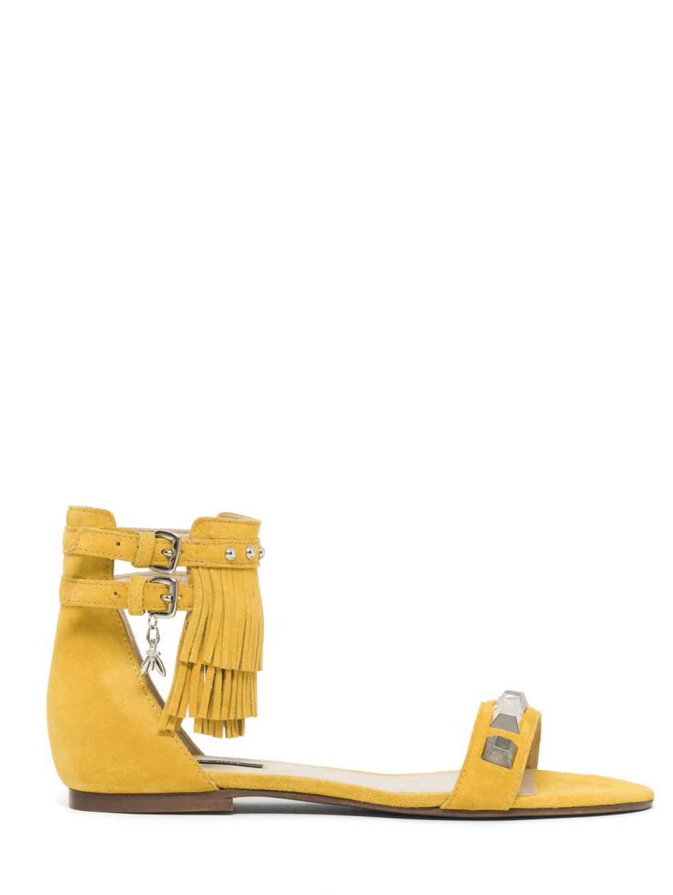 <p>Vitaminico ed energico, il giallo funziona alla grande anche sui sandali. Come quelli di Patrizia Pepe, flat, in camoscio, con cinturino impreziosito da frange e borchie. Stanno bene con tutto, dai jeans al caftano.</p>