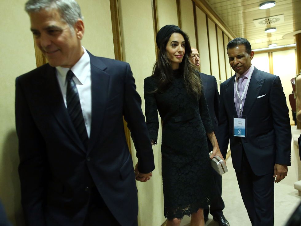 George Clooney, Richard Gere e Salma Hayek in udienza con le famiglie da papa Francesco dimostrano che per mantenersi giovani bisogna essere buoni