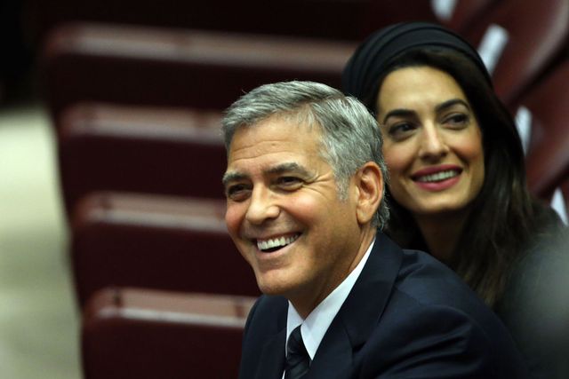 George Clooney, Richard Gere e Salma Hayek in udienza con le famiglie da papa Francesco dimostrano che per mantenersi giovani bisogna essere buoni.