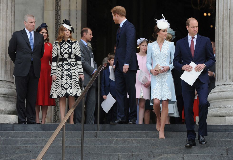 Ogni volta che Eugenia e Beatrice di York si fanno fotografare insieme a Kate Middleton vengono brutte: fotogallery dal royal wedding ai giorni nostri.