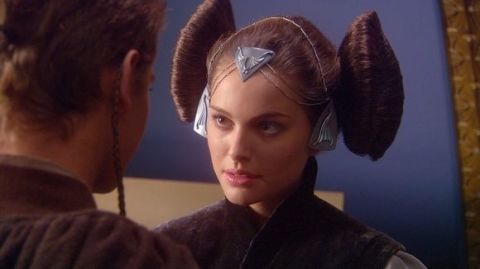 Secondo voi chi mai potrebbe stare bene con un'acconciatura del genere se non lei? Protagonista nel 1999, nel 2002 e nel 2005 dei tre prequel di Star Wars firmati George Lucas, Portman nei panni di Padmé Amidala, madre di Luke Skywalker, e della principessa Leila ha dovuto affrontare ogni sorta di bizzarria estetica, uscendone sempre alla grandissima. 