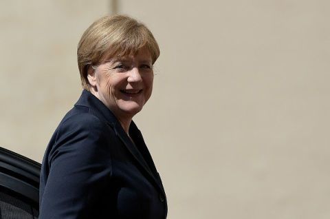 <p>Per la sesta volta consecutiva è Angela Merkel ad essere incoronata «donna più potente dell'anno». Questa la motivazione del prestigioso titolo assegnato alla Cancelliera tedesca da <em>Forbes</em>: «Se c'è un singolo leader in grado di sfidare le difficoltà economiche e politiche dell'Unione Europea è Angela Merkel». Un dominio annunciato, che bissa il titolo di «persona dell'anno» assegnato dal <em>Time</em>.</p>