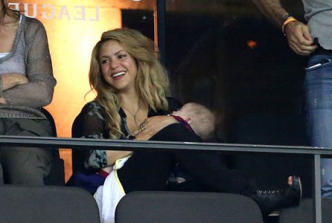 <p>Da 5 anni fidanzata, innamoratissima e assai sbaciucchiante, del difensore della Nazionale spagnola Gerard Piqué, la colombiana Shakira è una che appena sfornato il secondo pargolo Sasha si è fiondata allo stadio a vedere giocare l'amato. Adorabile. </p>
