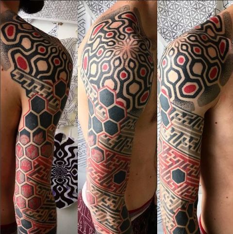 <p>Specializzato in disegni geometrici prevalentemente neri e rossi Marco Galdo (@marcogaldotattoo) è un capolavoro di precisione anche perchè lo stile lo richiede. E' suo il tatuaggio che compare sul collo del rapper Fedez.</p>