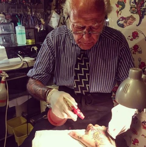 <p>Gianmaurizio Fercioni (@gmfercioni<span class="redactor-invisible-space">) è una vera leggenda nel mondo del tatuaggio. Ha aperto il primo negozio in Italia nel 1972, a Milano. <em>Queequeg</em>, che oltre che studio di tattoo è anche un museo, è da allora meta di tutti gli amanti dell'inchiostro sulla pelle.<span class="redactor-invisible-space"></span></span></p>