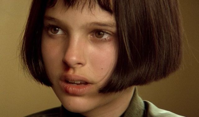 <p>A 13 anni Natalie Portman incantà il mondo con un'interpretazione straordinaria nel film<strong> Léon </strong>a fianco di Jean Réno. Lei era Mathilda: esile come cerbiatto, tutta occhi, caschetto liscio, frangetta corta,e grande maestria nel maneggiare la pistola. Un cult sia il film che il suo look. </p>