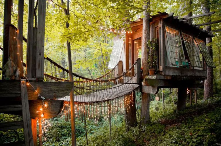 AIRBNB-Secluded Intown Treehouse