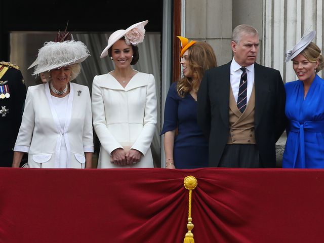 Ogni volta che Eugenia e Beatrice di York si fanno fotografare insieme a Kate Middleton vengono brutte: fotogallery dal royal wedding ai giorni nostri.