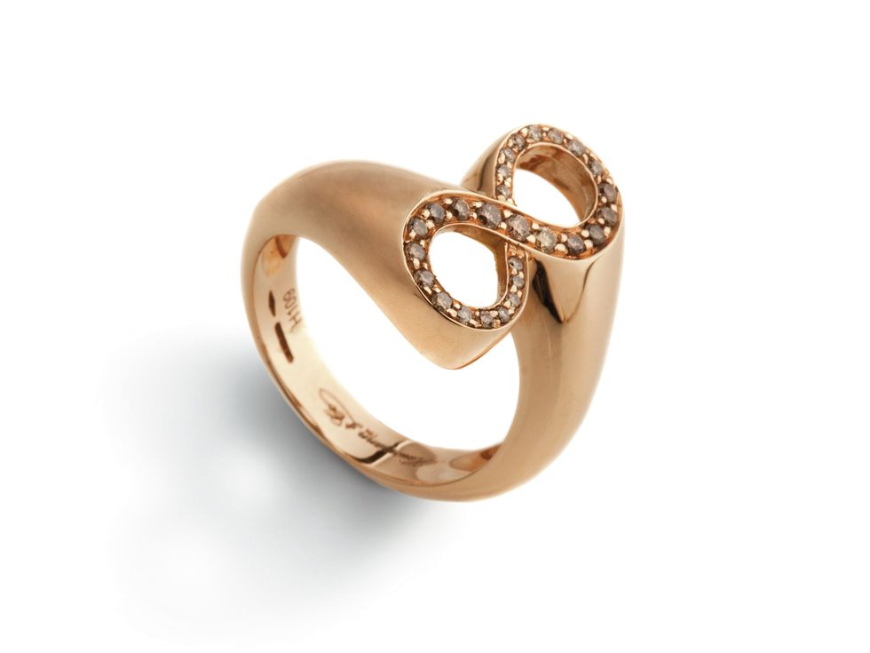 <p>Non conosci limiti? ll gioiello che fa per te è l'anello Infinito in oro rosa e diamanti brown di Hausmann & Co. Il numero 8, simbolo appunto dell'infinito, rovesciato in posizione orizzontale, racconta al mondo la tua capacità di rompere le regole. </p>