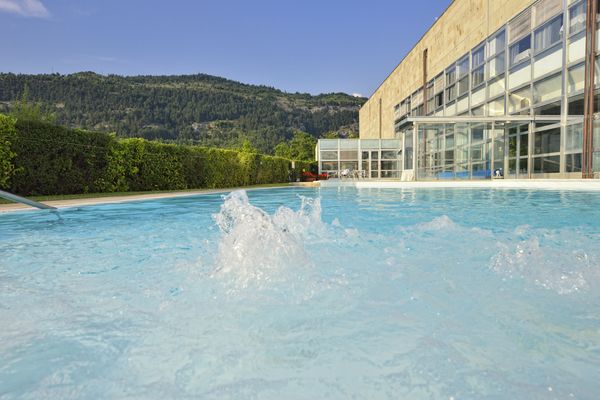Swimming pool, Fluid, Aqua, Liquid, Azure, Resort, Leisure centre, Resort town, Hotel, Water feature, 