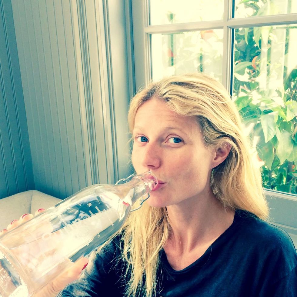 <p>Un'altra sostenitrice convinta del "no make-up movement" è senza dubbio Gwyneth Paltrow, ormai affezionatissima ai sui scatti al naturale postati su Instagram. L'attrice appassionata di cucina macrobiotica di ricette detox riserva solo ai red carpet le sue mise più elaborate, preferendo di gran lunga sfoggiare un viso acqua e sapone. </p>