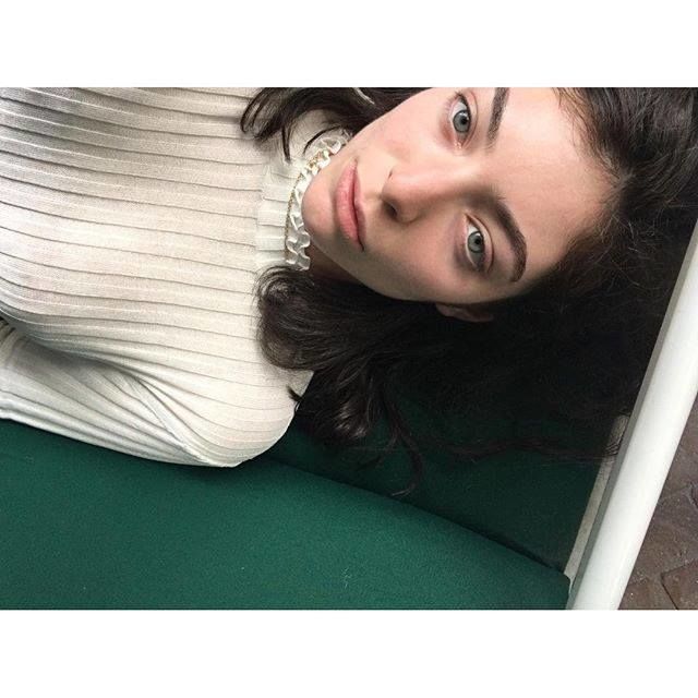 <p>Lorde è una di quelle che, insieme all'amica Lena Dunham, ama definirsi femmista e per lei il concetto va di pari passo con il diritto di mostrarsi come si è, libere dai condizionamenti della società. Ecco che allora per lei i selfie "no make-up" sono non solo la norma, ma anche il veicolo di una battaglia politica. </p>