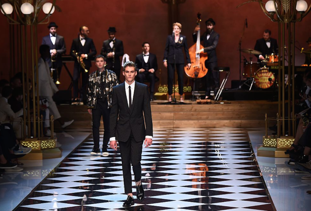 Presley Berger sfila per Dolce e Gabbana