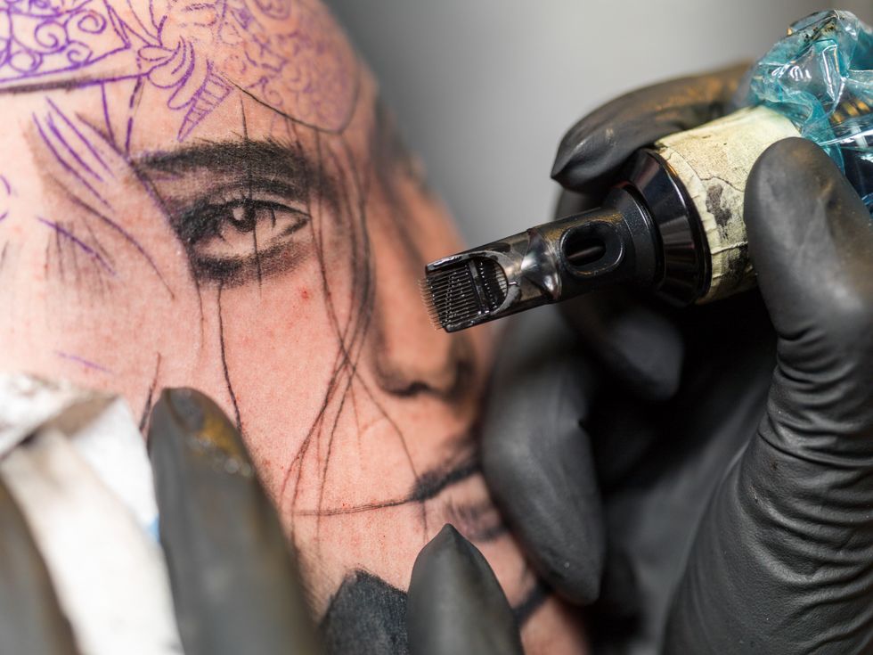 <p>Non esiste un prezzo fisso per i tatuaggi: in alcune occasioni speciali (ricorrenze, oppure le convention) è possibile scegliere un disegno a costo fisso, mentre nella maggior parte dei casi, per i tatuaggi su misura, ci sono una serie di variabili che determinano il costo. Bisogna considerare prima di tutto le ore di lavoro, e quindi il costo orario del tatuatore, e il numero delle sedute. Prima di fare un tatuaggio molto grande il consiglio è quello di chiedere sempre un preventivo di spesa.</p>