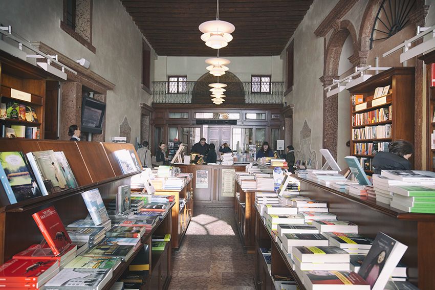 <p><i>In questa libreria </i>arrivano autori del calibro di Jeffery Deaver a presentare i loro libri. Palazzo Roberti, via J. da Ponte 34. </p>