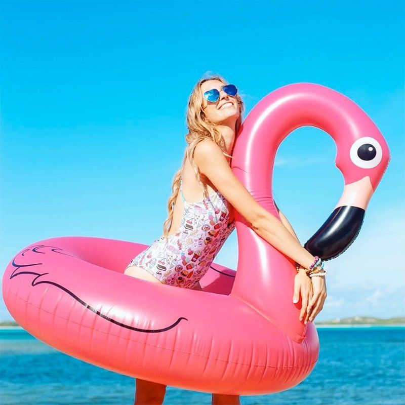 <p>Se in acqua hai bisogno di sentirti al sicuro, niente di meglio del fenicottero rosa gigante in versione ciambella.</p>