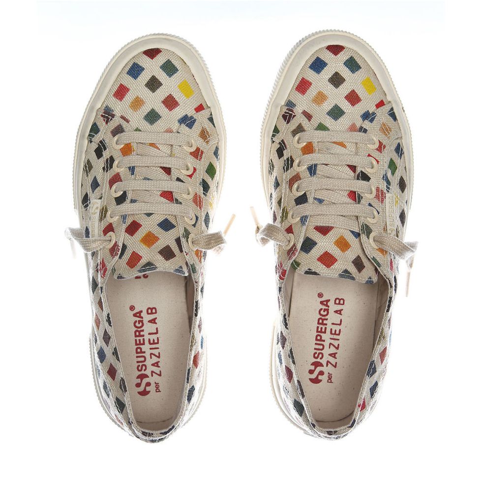 <p>Un paio di classiche sneakers Superga 2750 va assolutamente messo in valigia, meglio ancora se il modello in questione è quello in lino, con fantasia a rombi colorati, della raffinata limited edition firmata da Zazie Gnecchi Ruscone, creatrice di tessuti dipinti a mano e decoratrice di interni. Spettacolare. <br></p>