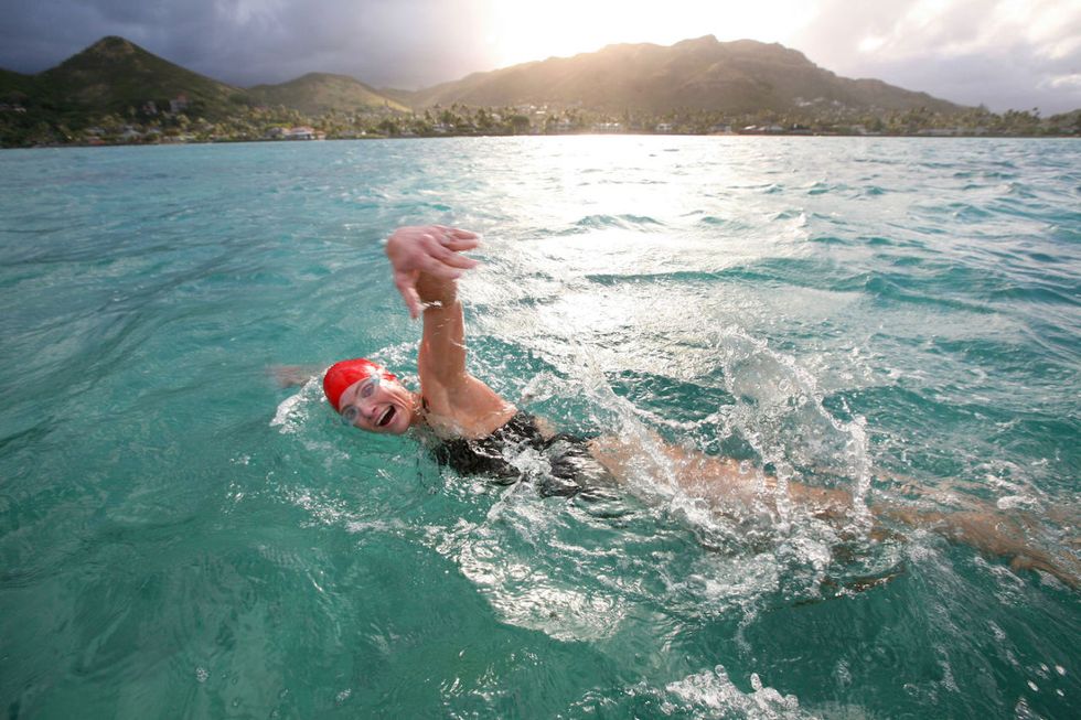 <p>Per chi nuota abitualmente in piscina, il training può essere invece così: 10 minuti di corsa blanda sul lungomare per preparare il corpo all'attività fisica, 5 minuti di mobilità articolare (circonduzioni braccia, torsioni del busto, rotazioni delle anche e delle caviglie) e infine<strong> nuoto di fondo, </strong>inserendo eventualmente variazioni di ritmo o di stile. Si conclude sempre con 10 minuti di stretching.</p>